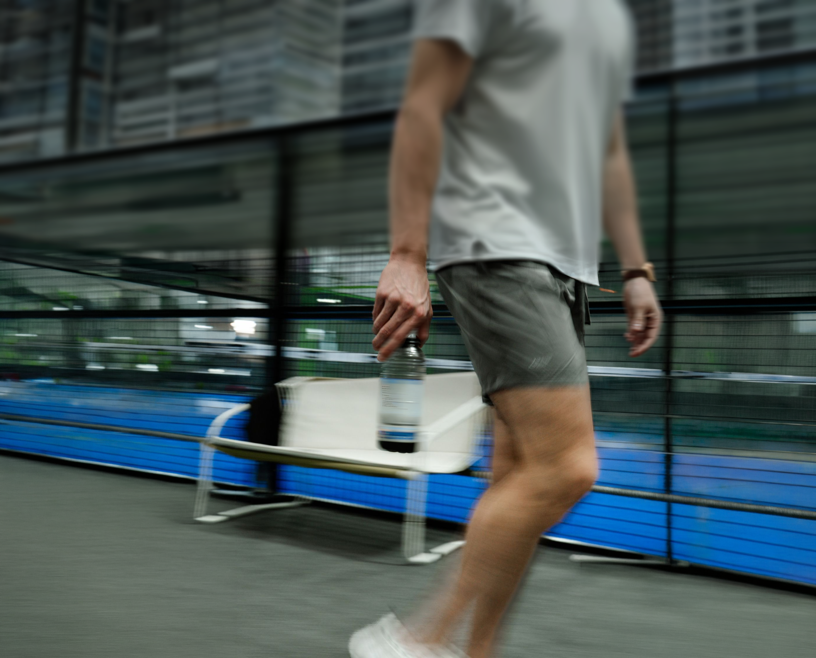 Person holder en flaske i bevegelse i et anlegg